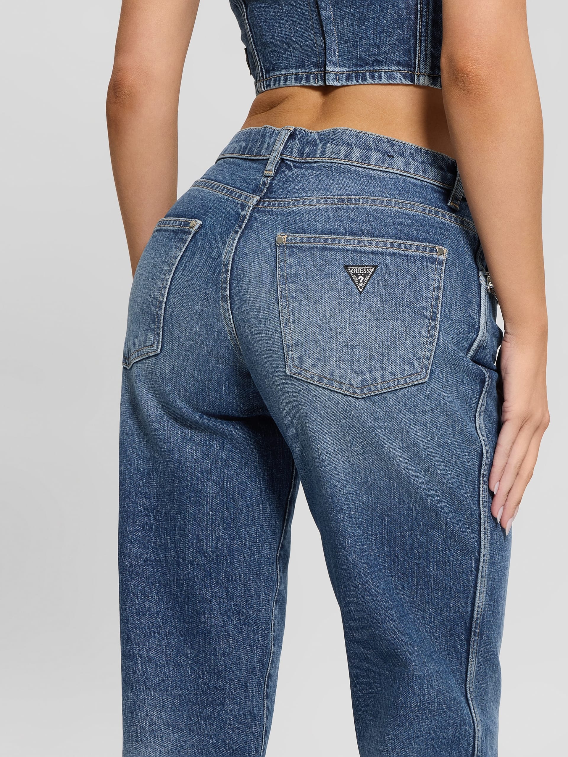 Calça jeans com bolso de strass em formato de margarida