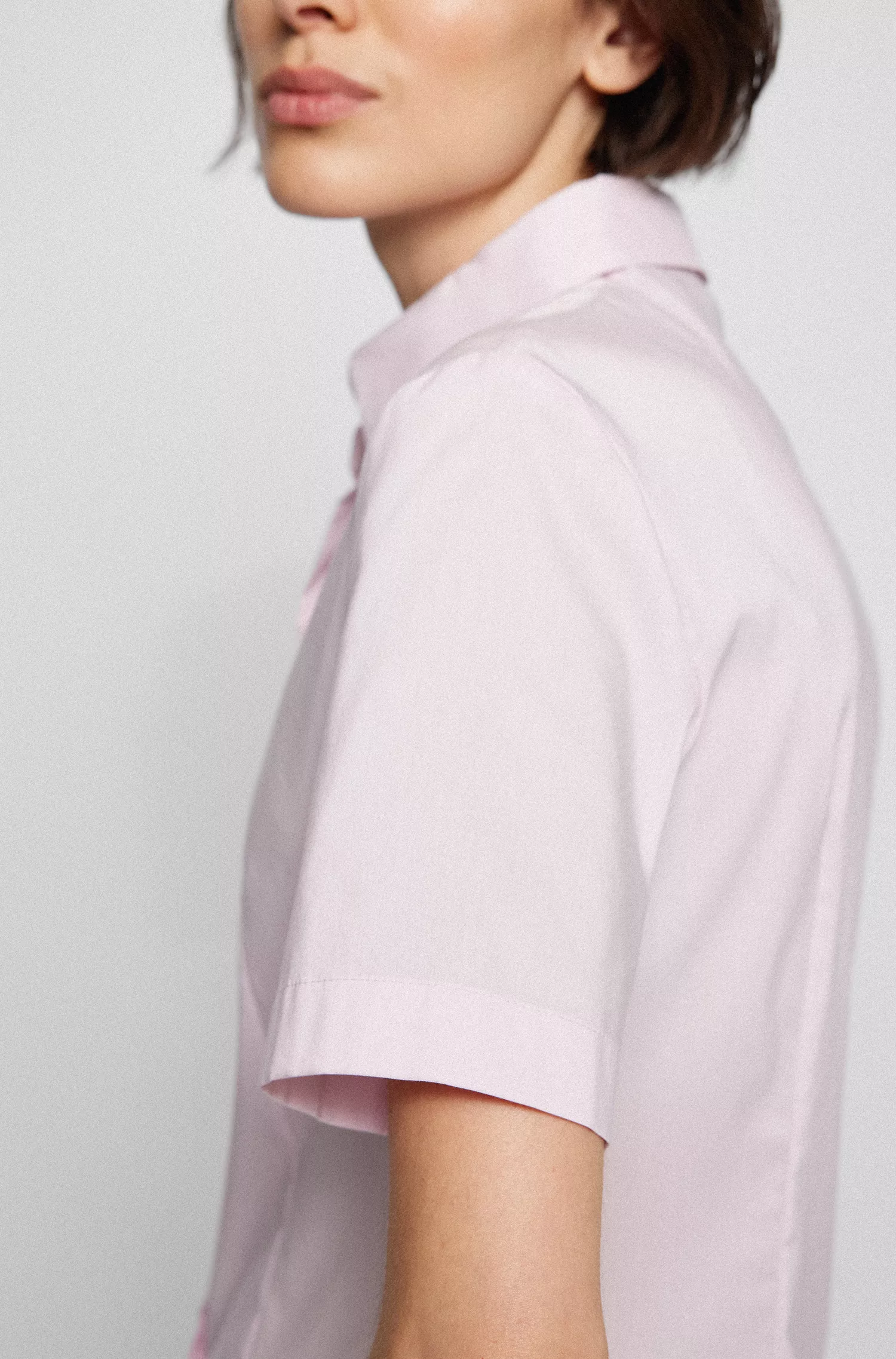 Blusa BOSS preta de corte justo em mistura de algodão orgânico.