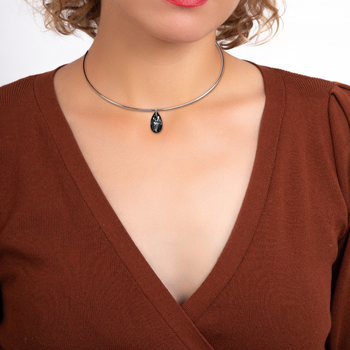 Collier ras de cou orné de Cristaux scintillants