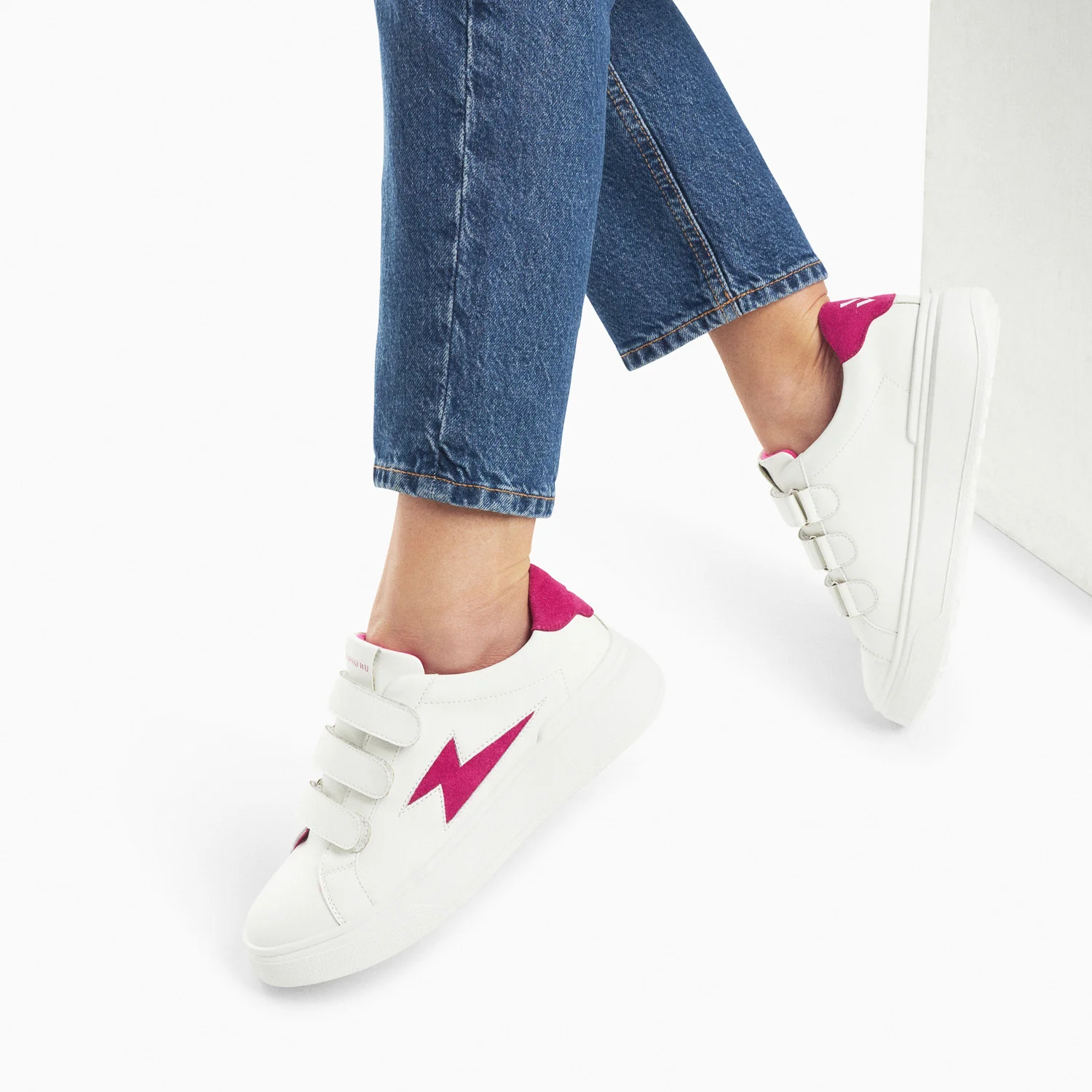 Sneakers-Baskets éclair Fanny blanc et fuchsia à scratchs