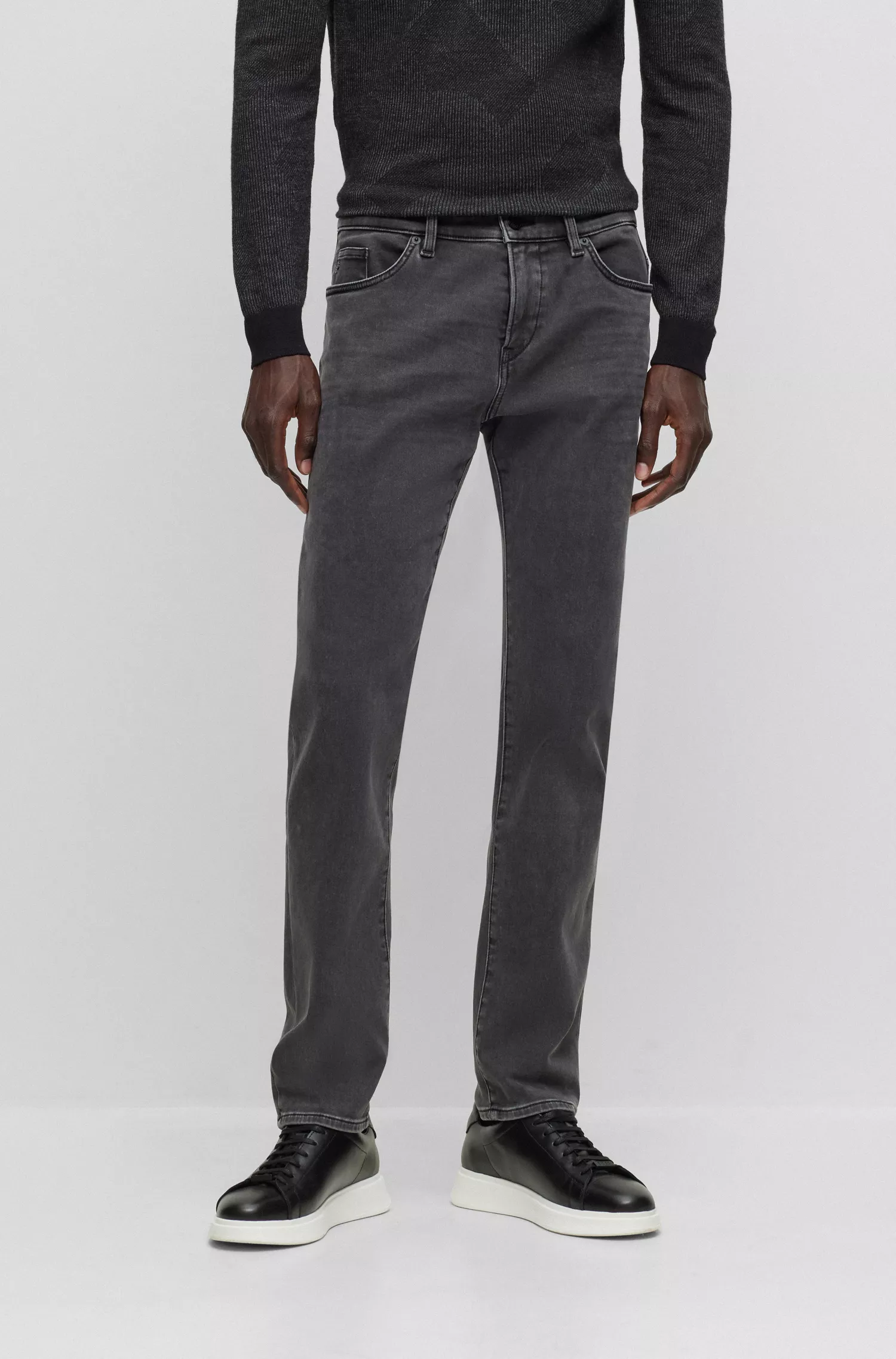 Calça jeans BOSS preta, corte slim, em denim stretch preto.