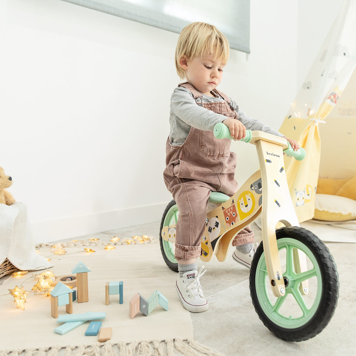 Bicicleta de madeira Beeloom sem pedais com assento ajustável