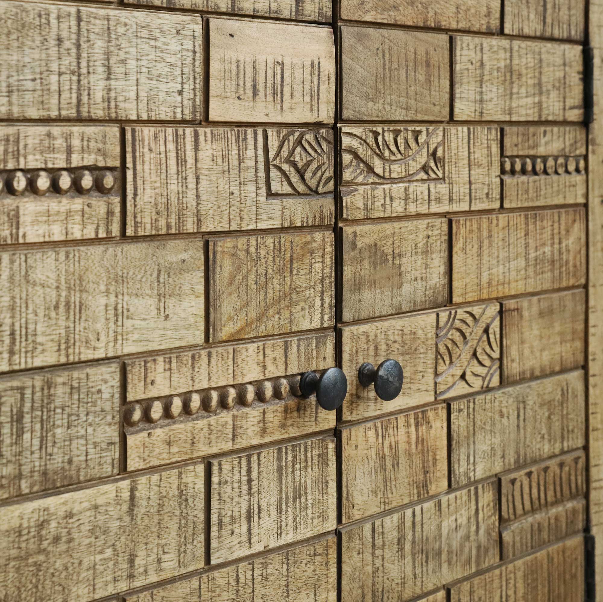 Schrank ‚Drefferson‘ aus Mangoholz, natur, B 70 cm, H 80 cm, L 37 cm von fischer's lagerhaus