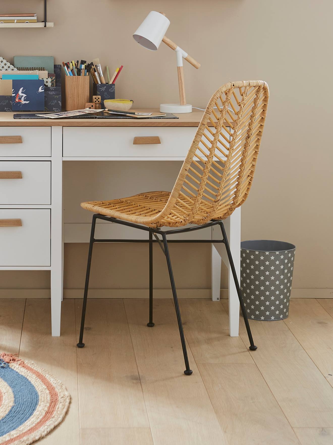 Cadeira Kana de rattan bege liso para ensino fundamental