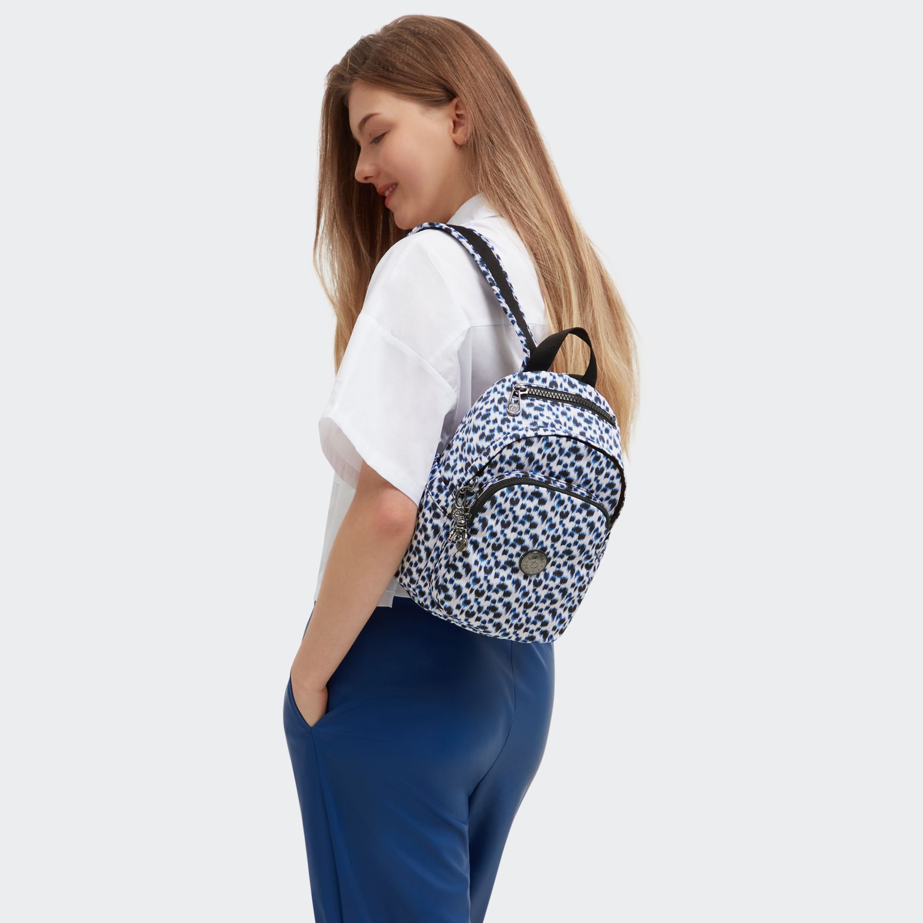 DELIA MINI Petit Sac à Dos avec Poche Frontale et Poignée Supérieure - Curious Leopard