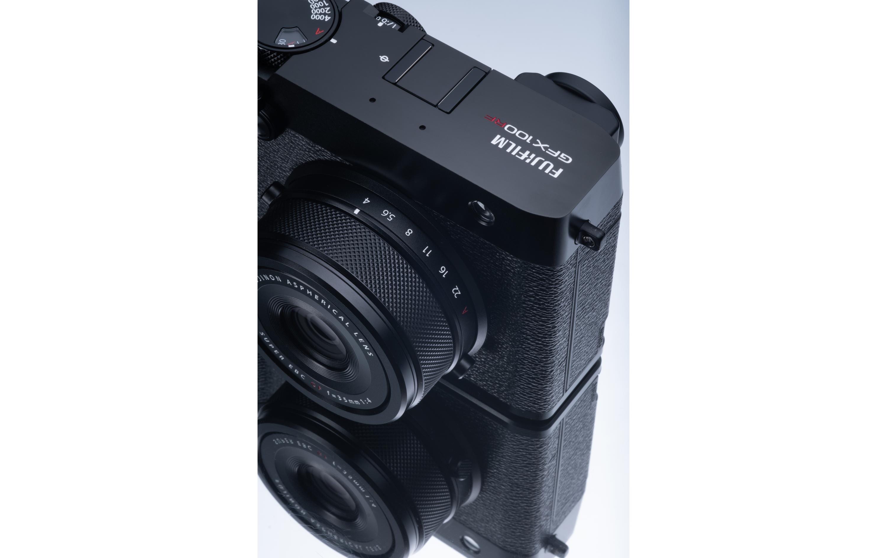 Fotokamera GFX 100RF Schwarz<br>GFX-Kamera mit fest verbautem Objektiv und bringt die Mittelformat-Bildqualität in ein ultrakompaktes Design