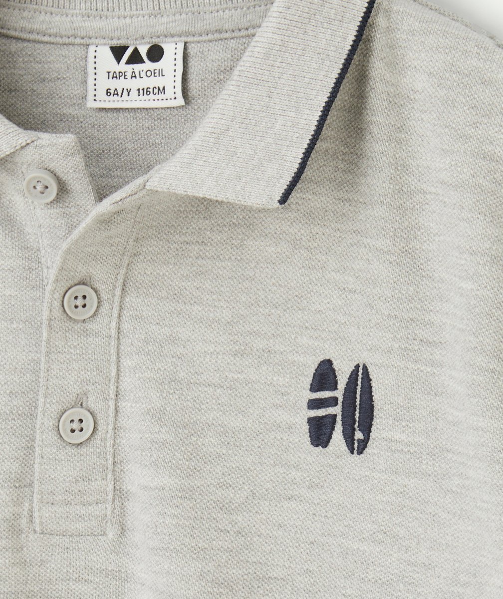 polo manches courtes garçon en coton bio gris et broderies bleues