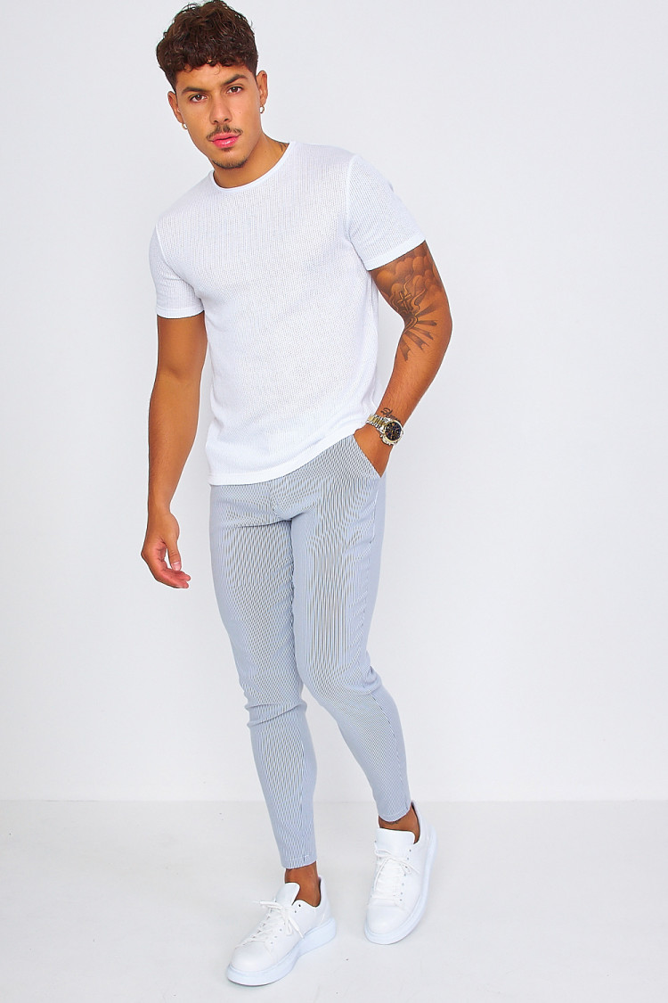 Pantalon chino à rayures grises et blanches