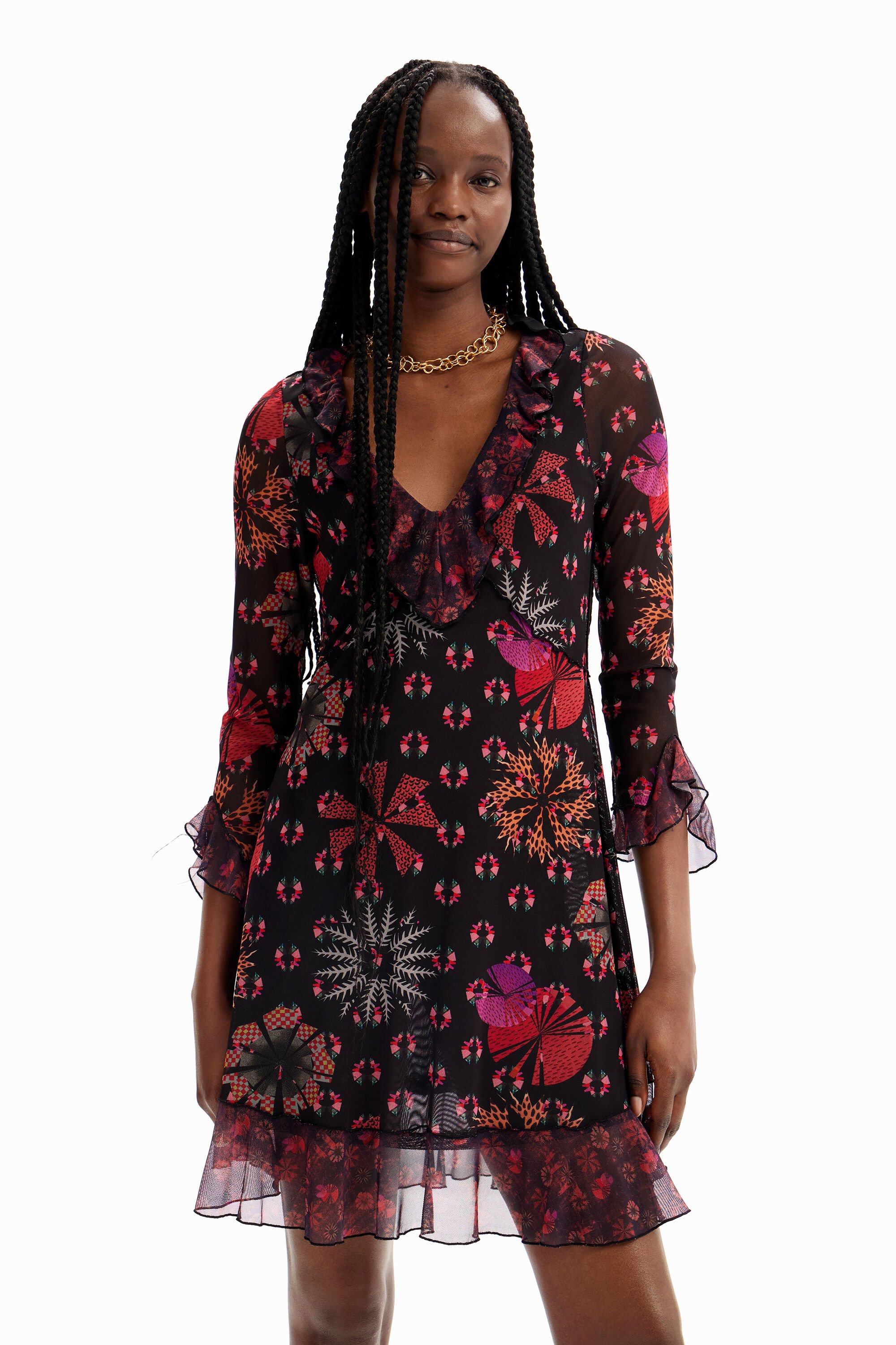 Vestido curto com mangas esvoaçantes