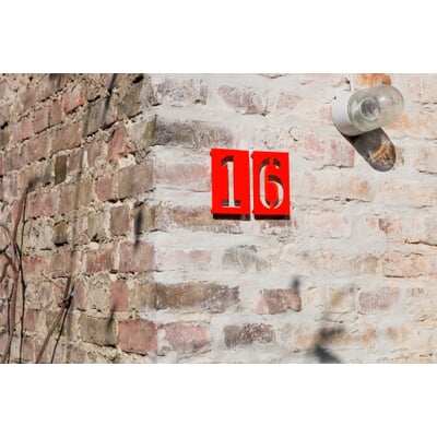 Hausnummer Spiekermann Industrial, Reinrot RAL 3028, B