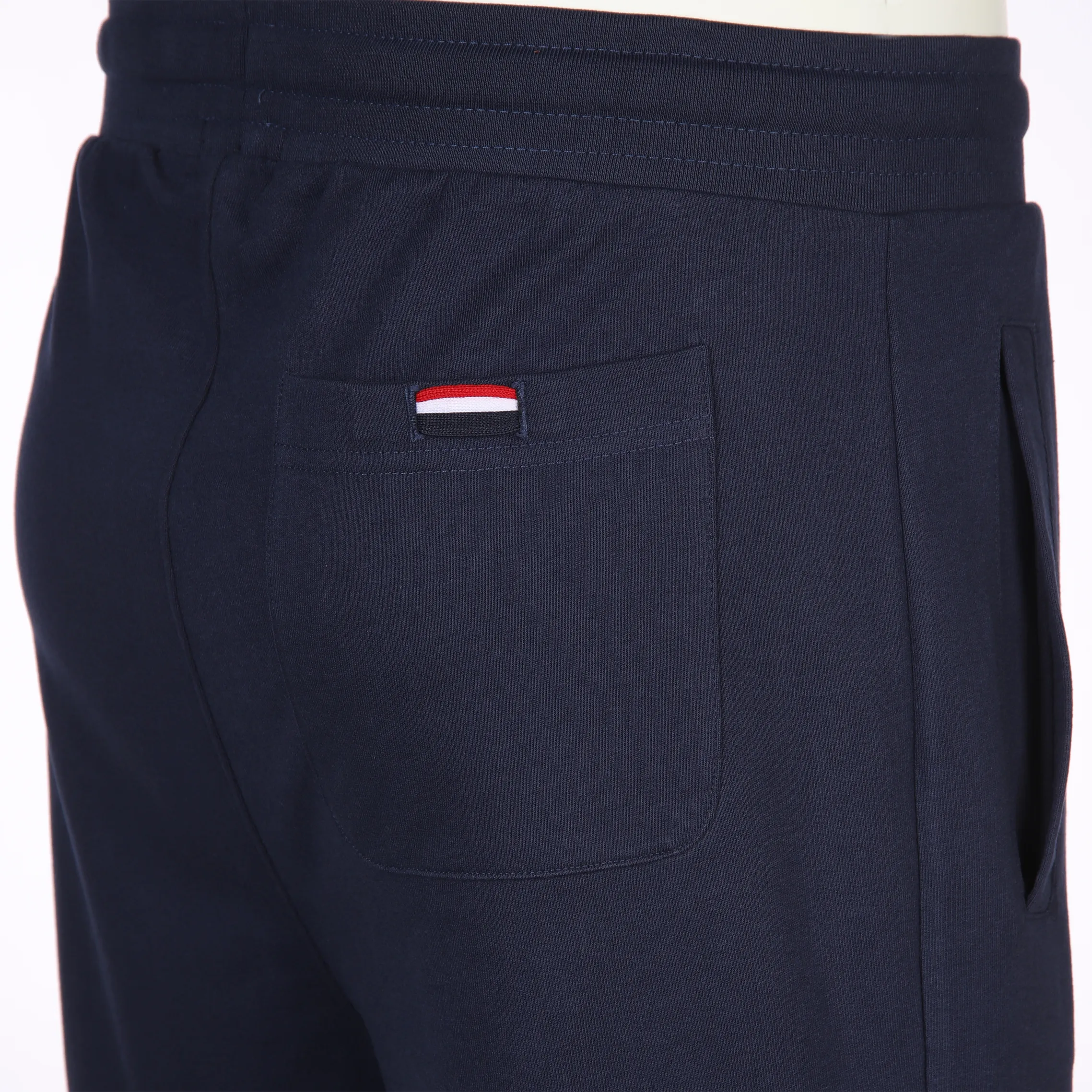 Herren Sweatshorts mit kleiner Stickerei