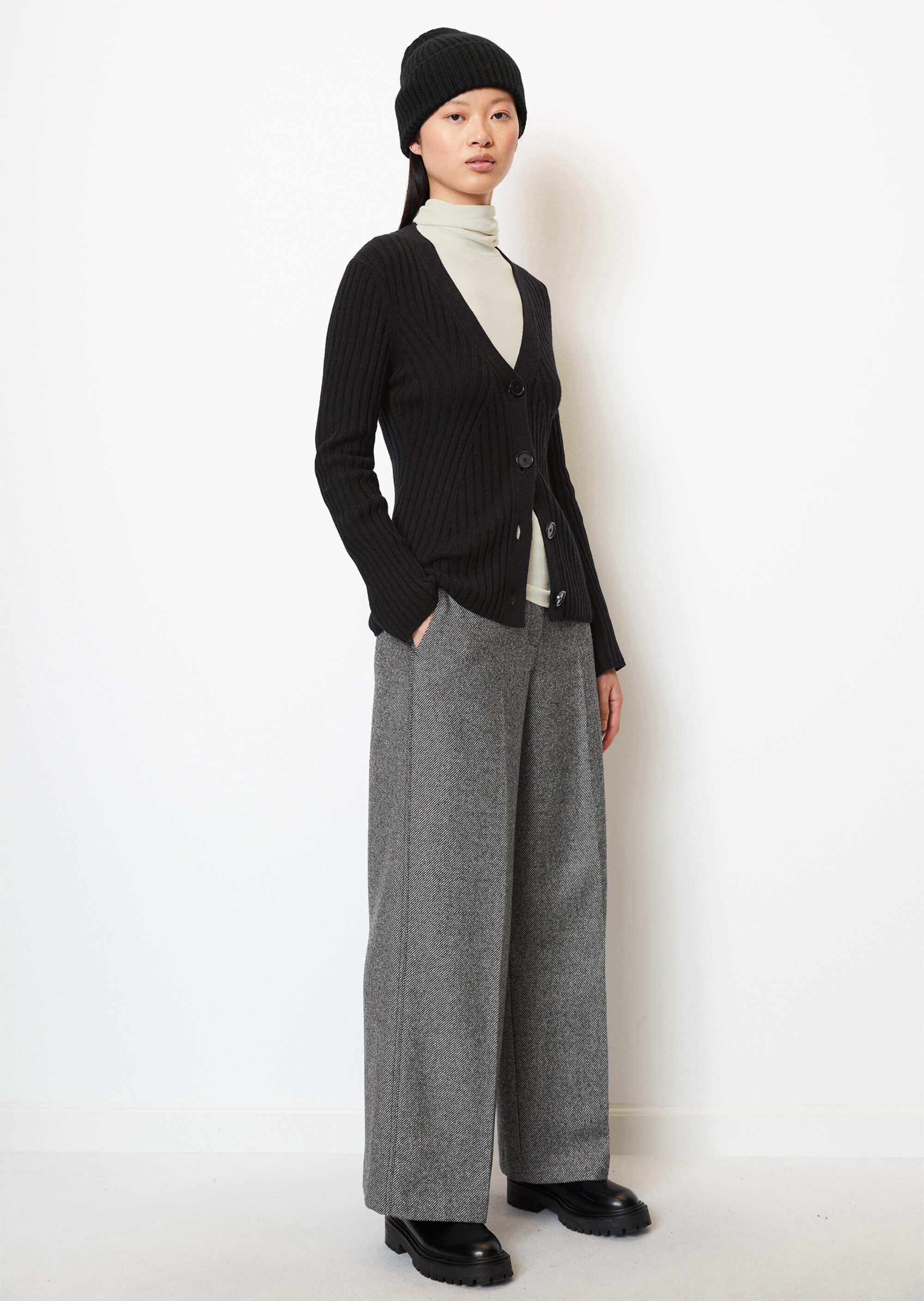 V-Neck-Cardigan fittedmit Fully fashioned Details