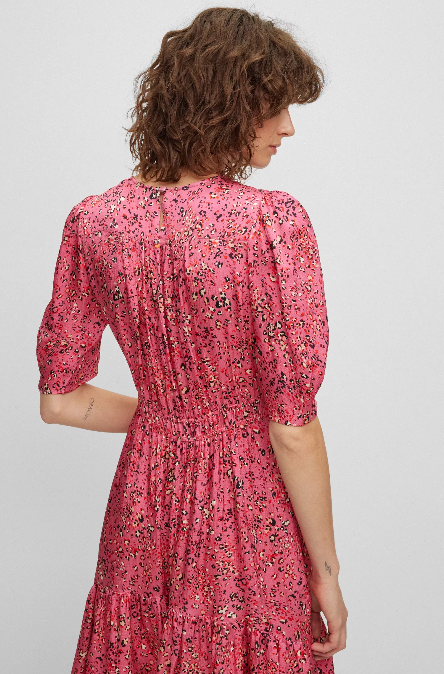 Vestido BOSS preto de mangas bufantes e modelagem regular com estampa floral.