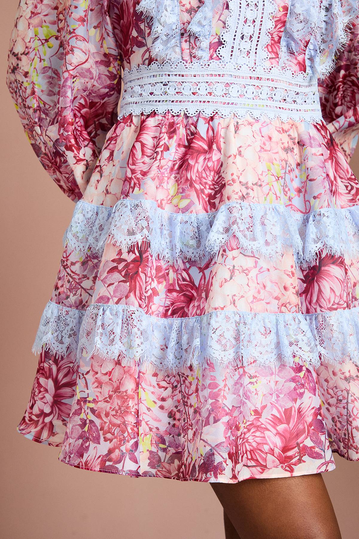 Coast Robe Mini à Manches Longues Imprimée avec Finitions en Dentelle