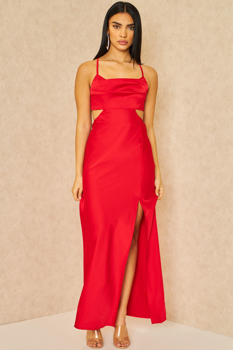 Robe rouge satinée et ajourée