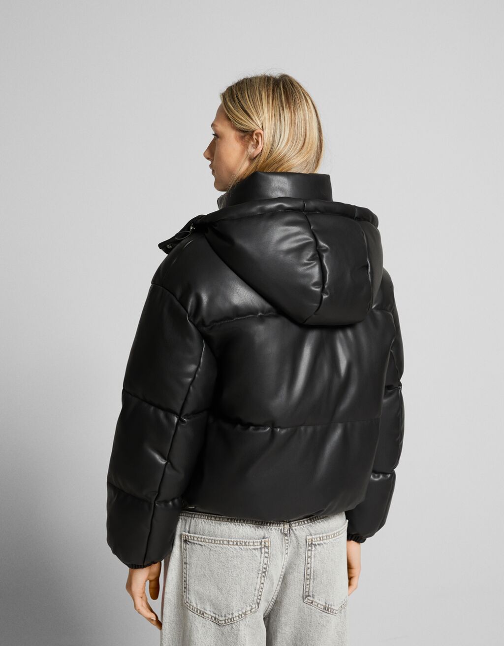 Jaqueta puffer com efeito de couro e capuz.