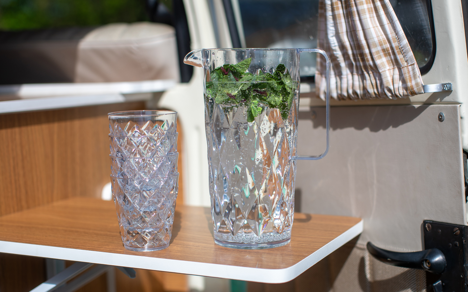 Koziol Crystal Kanne 1,6 Liter inkl. Trinkbecher