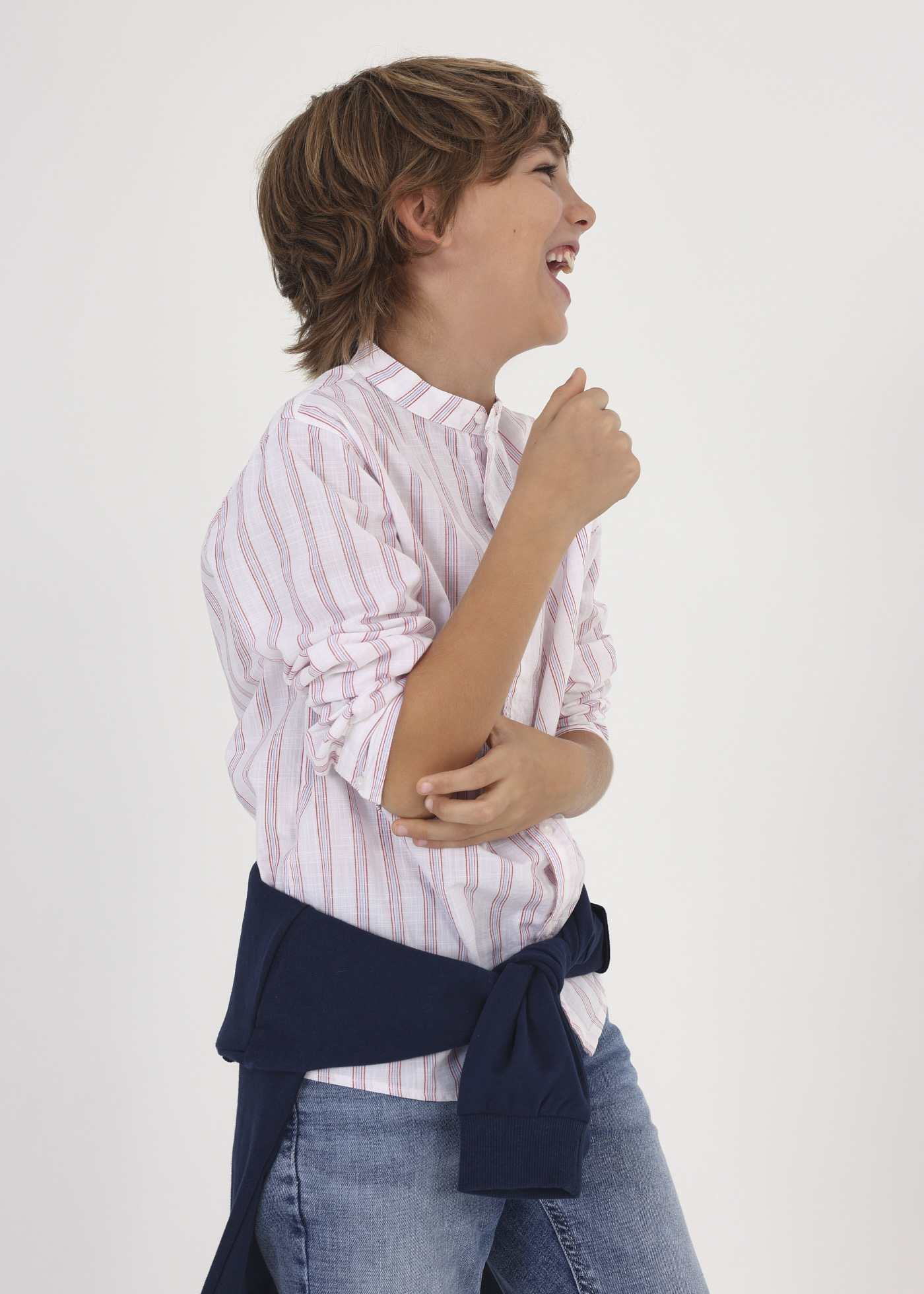 Camisa infantil masculina de algodão sustentável com estampa e gola mandarim.