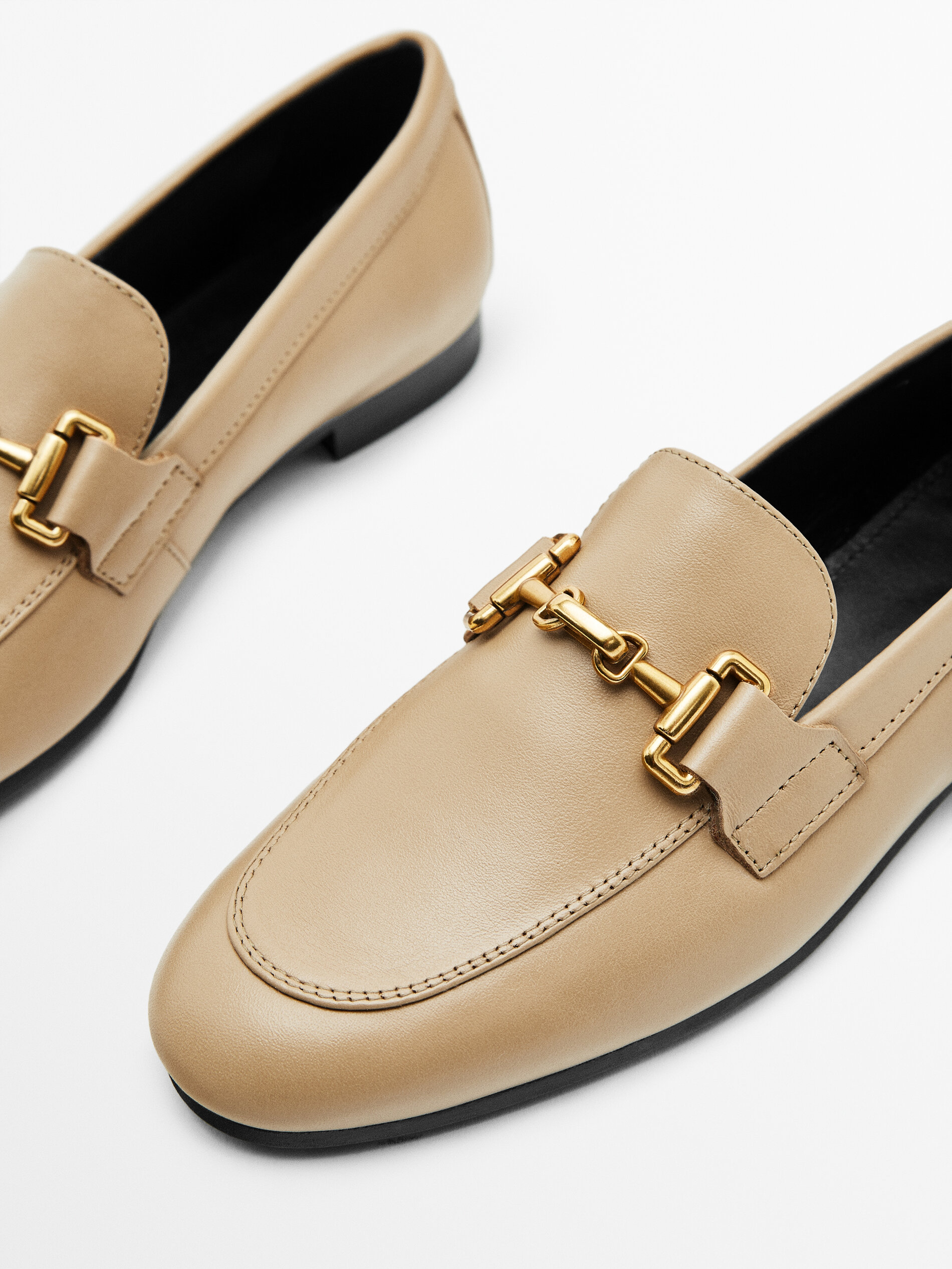 Mocassim de couro com fivela de metal - MARROM