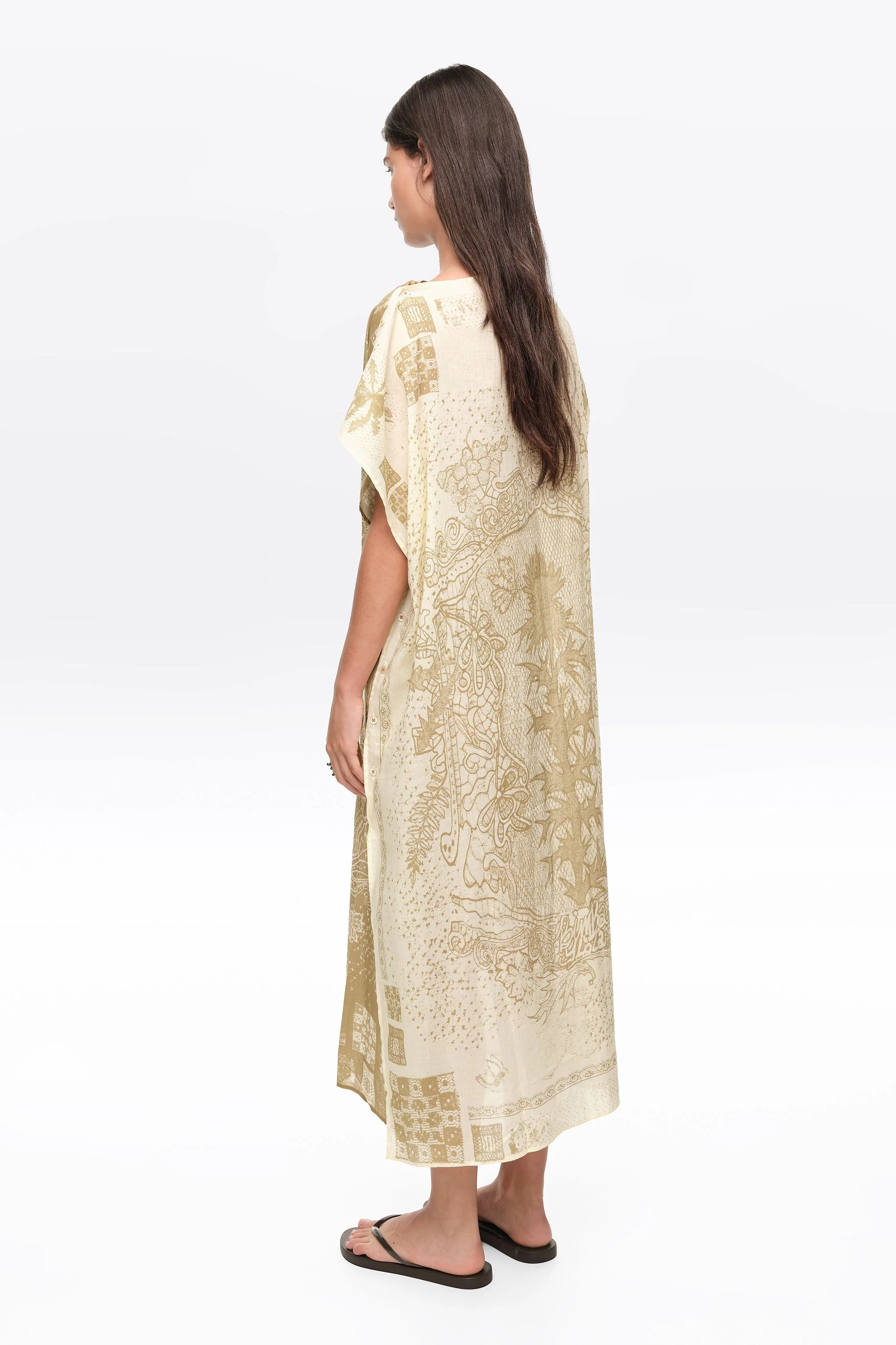 Vestido cáqui com lenço quadrado