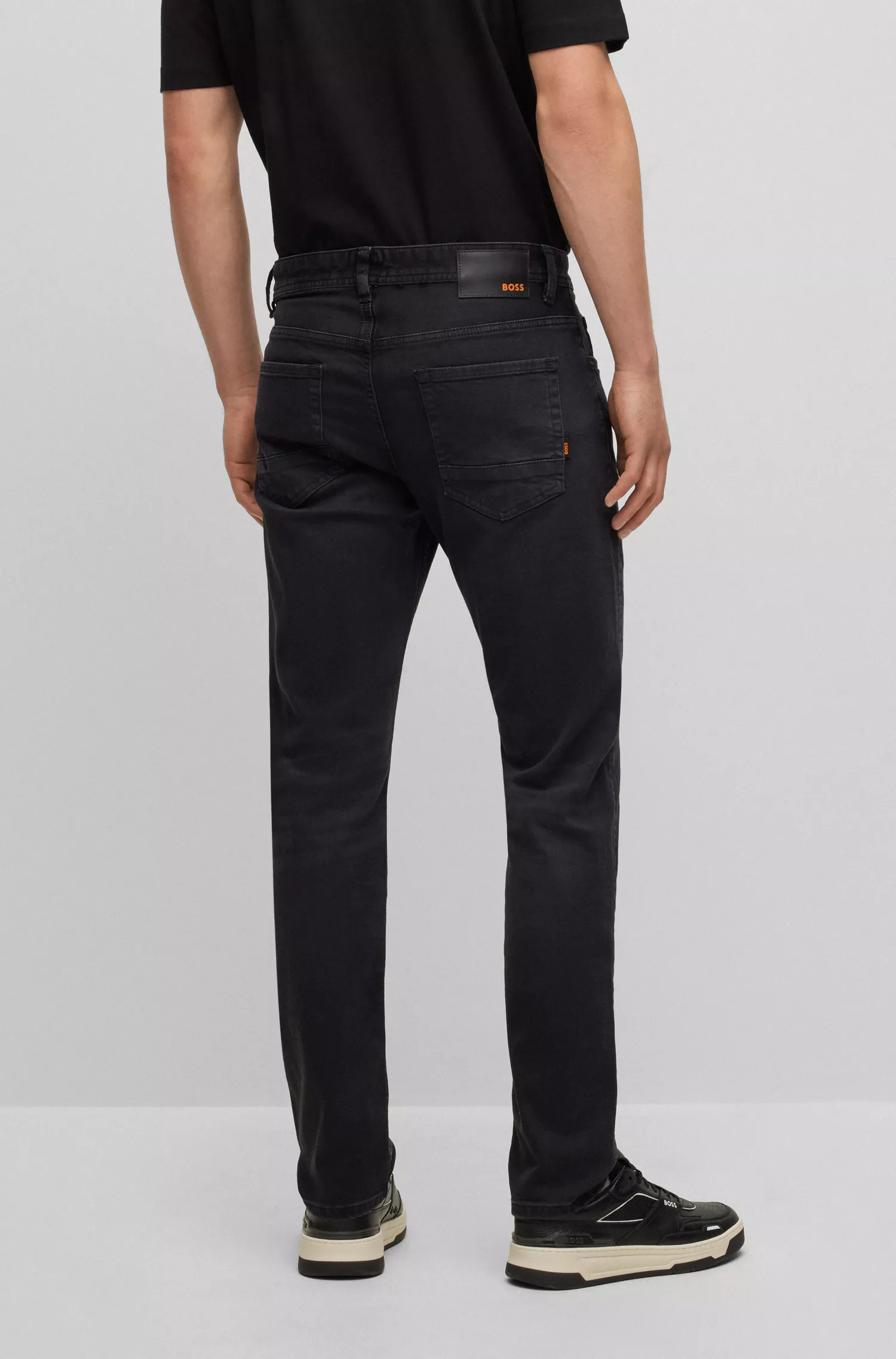 Calça jeans BOSS laranja, corte afunilado, em denim preto super elástico.