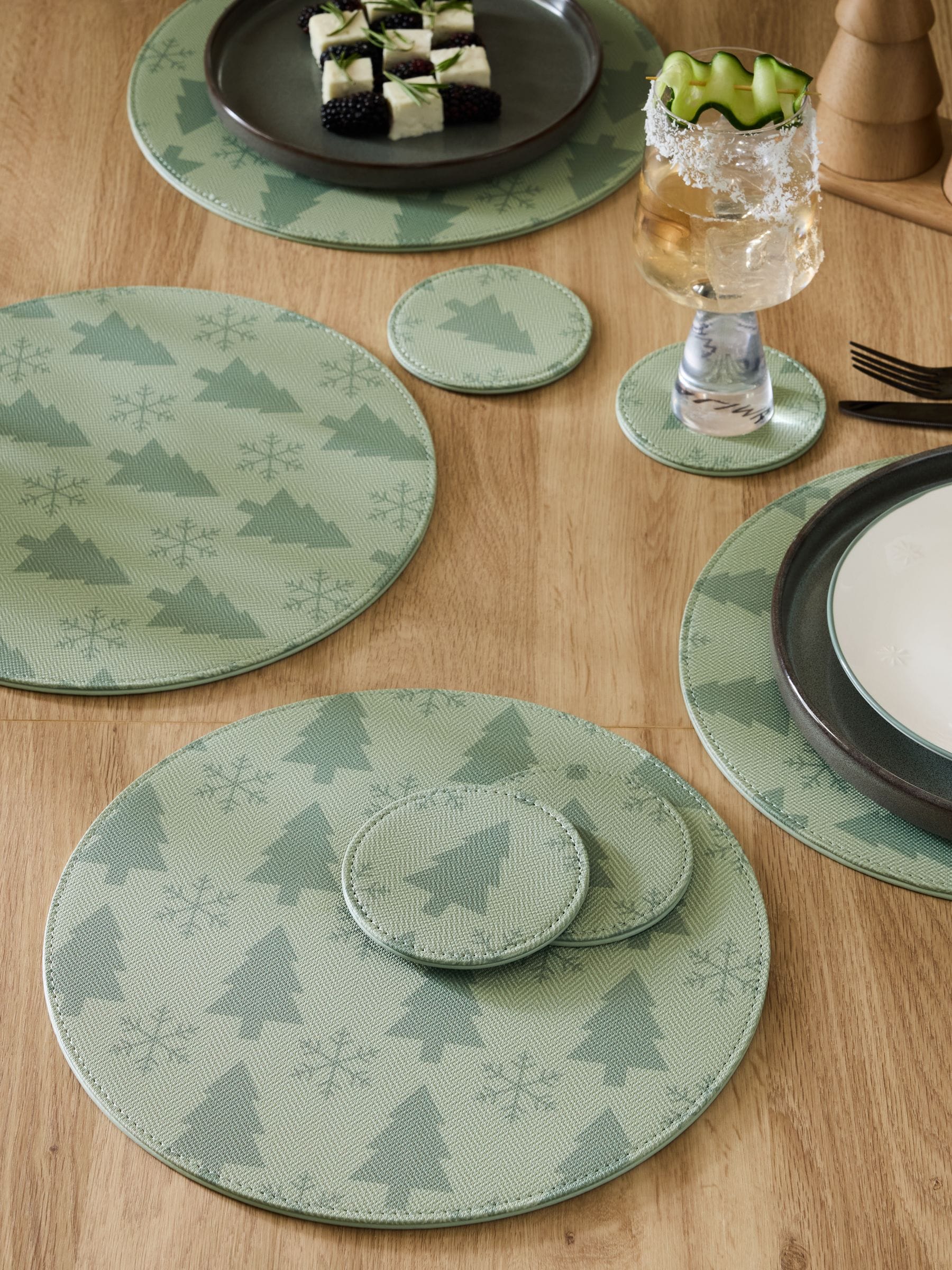 Set van 4 kerstplacemats met kerstbomenprint van imitatieleer en onderzetters