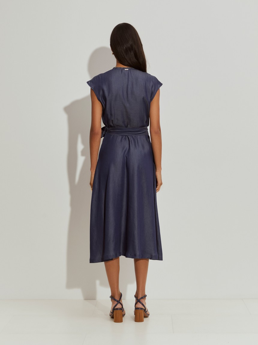 Vestido midi cruzado em denim