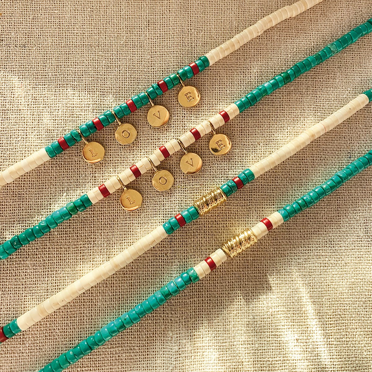 Collier pierres howlites turquoises doré or fin 24K médailles SURFER