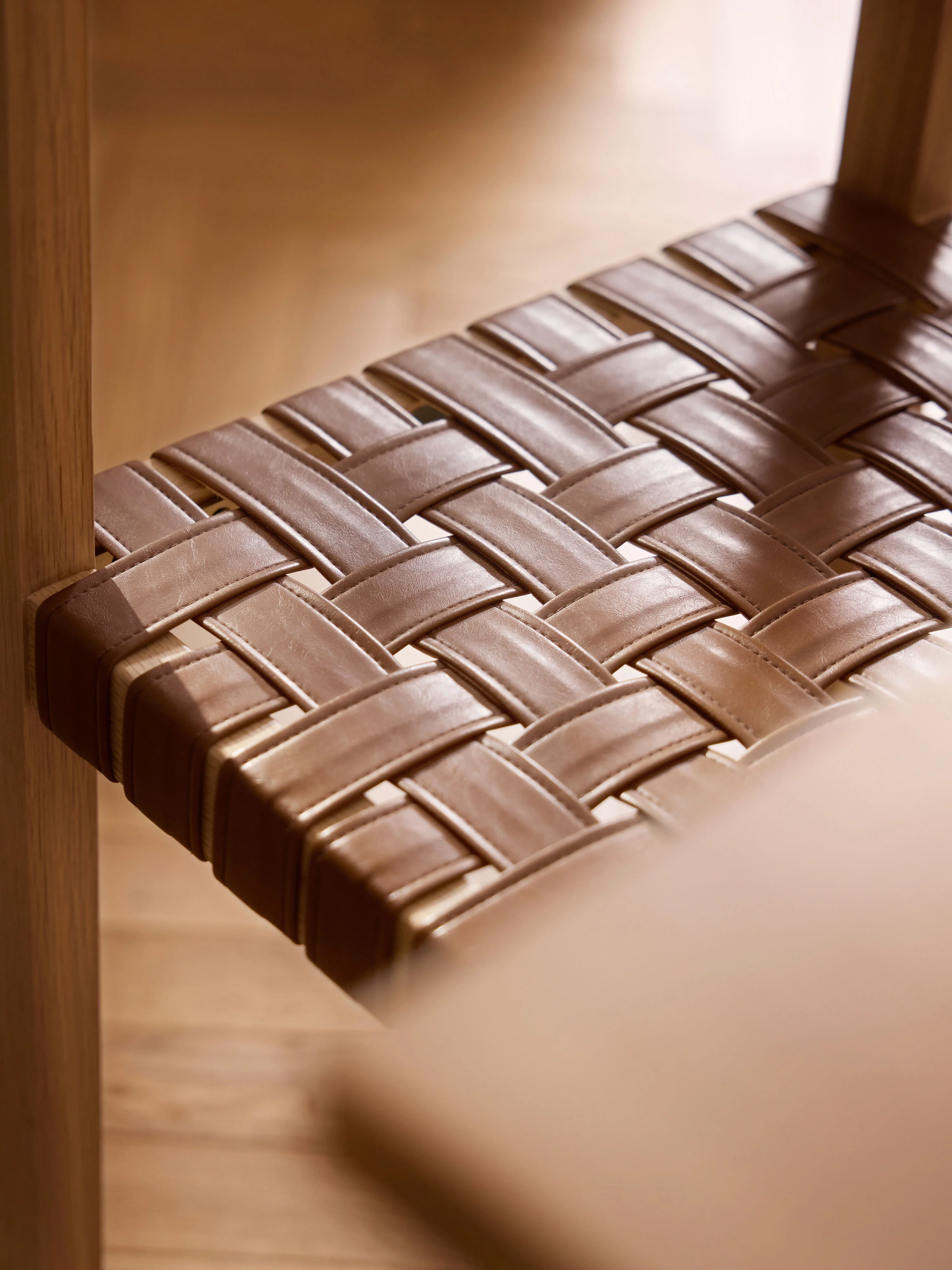 Houten stoel Liza met leren zitvlak