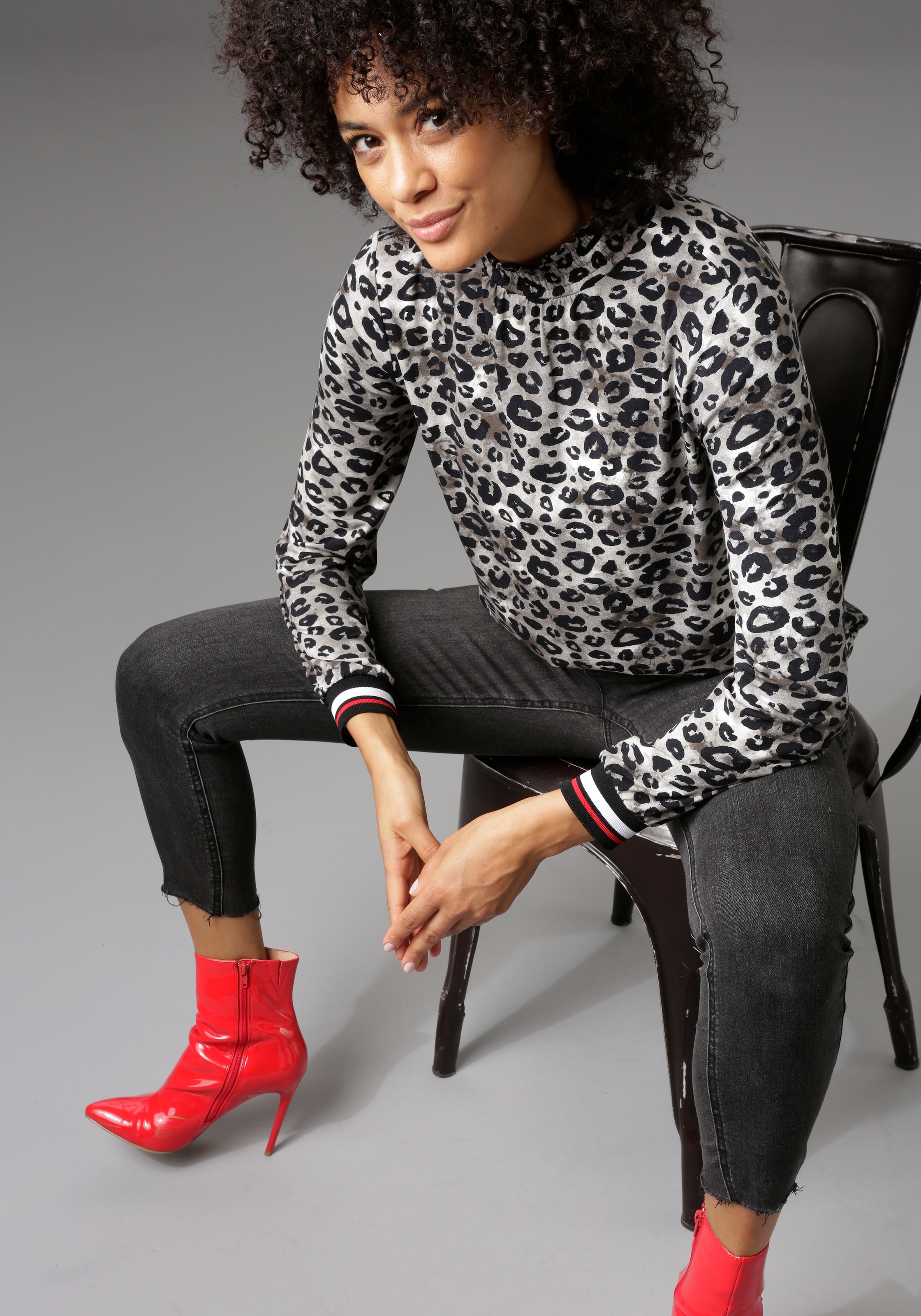 Aniston CASUAL Langarmshirt , mit trendigem Animal-Print und gestreiften Bündchen
