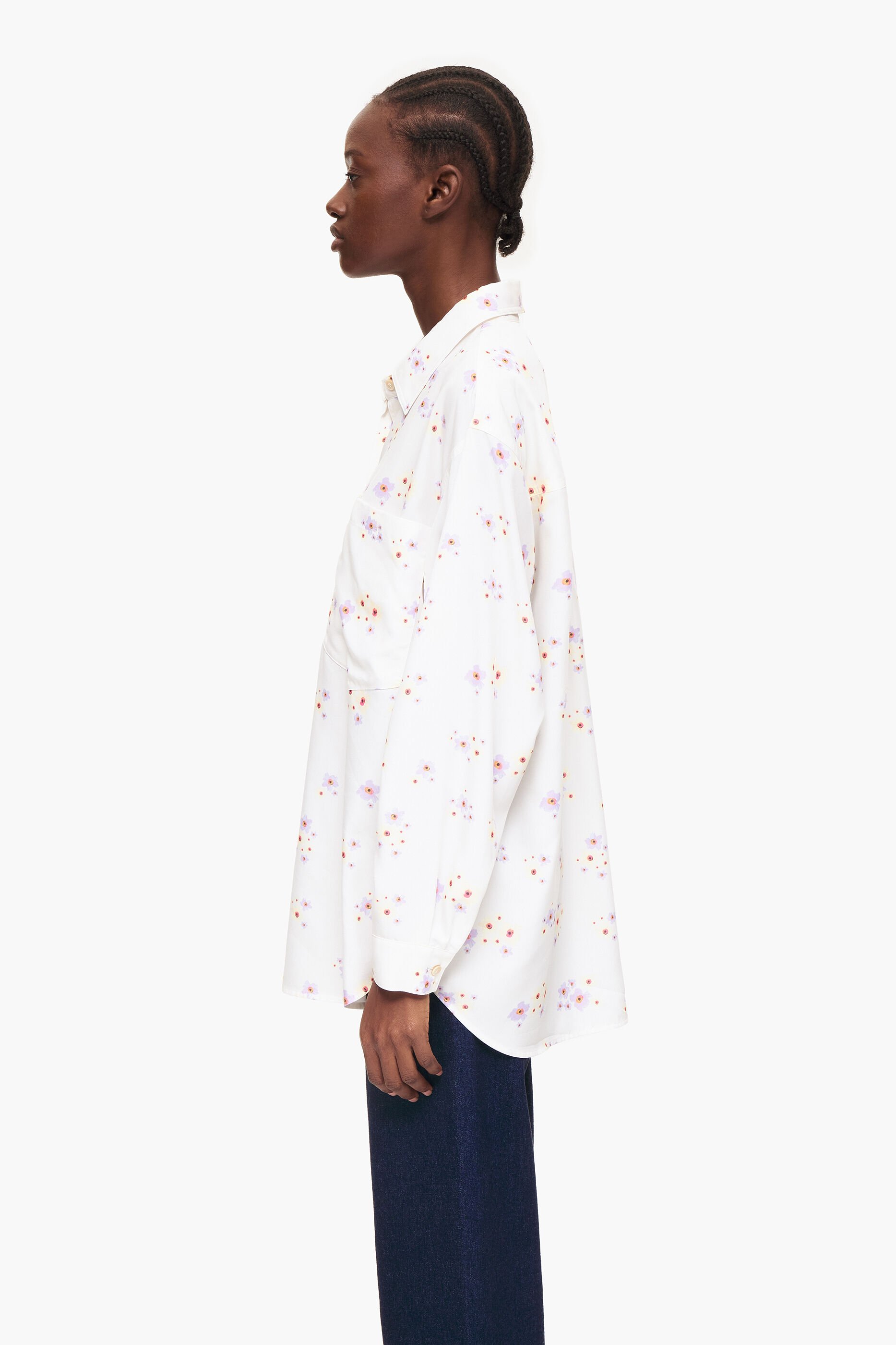 Camisa fluida off-white com estampa de flores em acrílico.