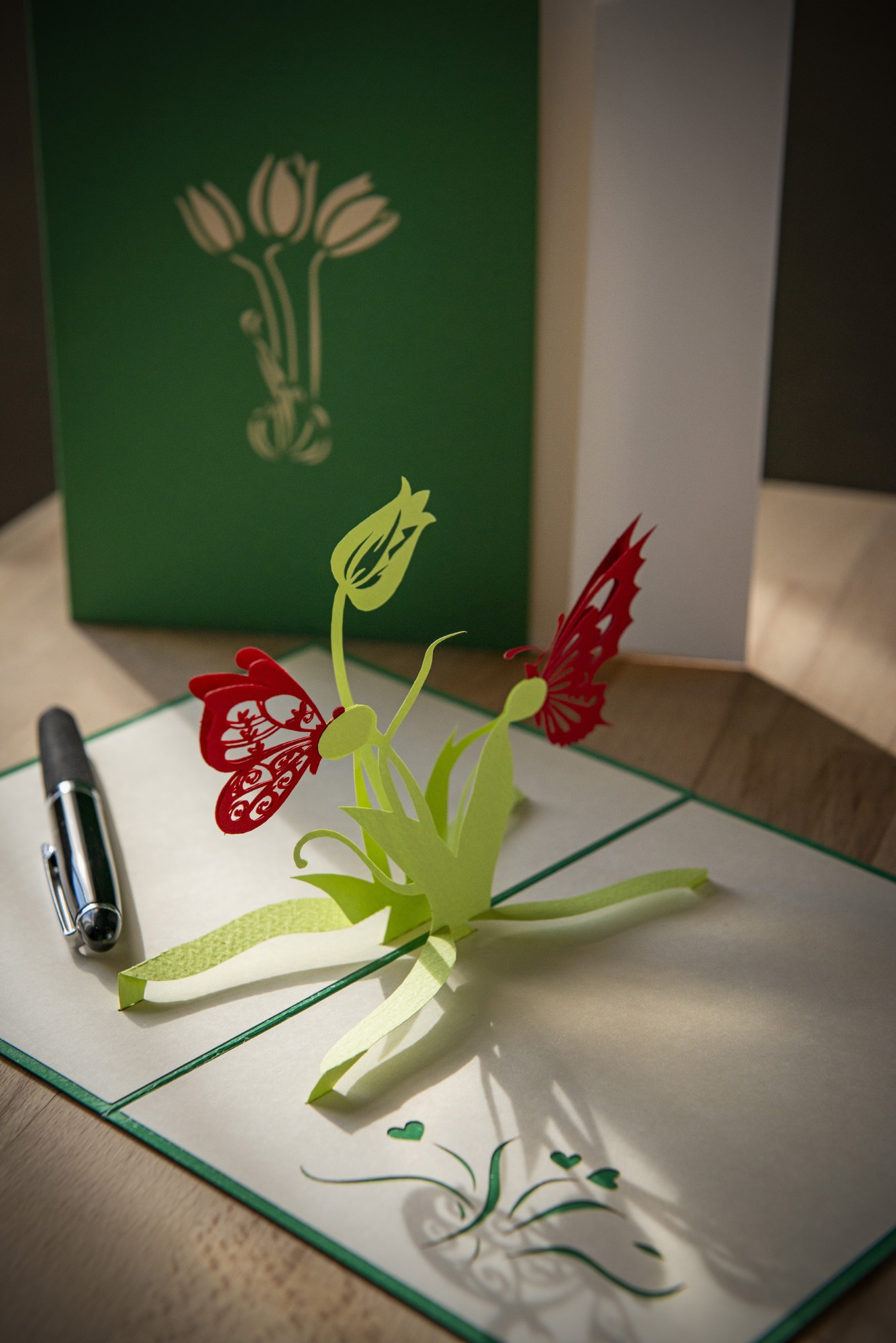 Pop-Up Karte 'Schmetterlinge auf Blüten', rot, grün, L 18 cm, B 13 cm günstig bestellen