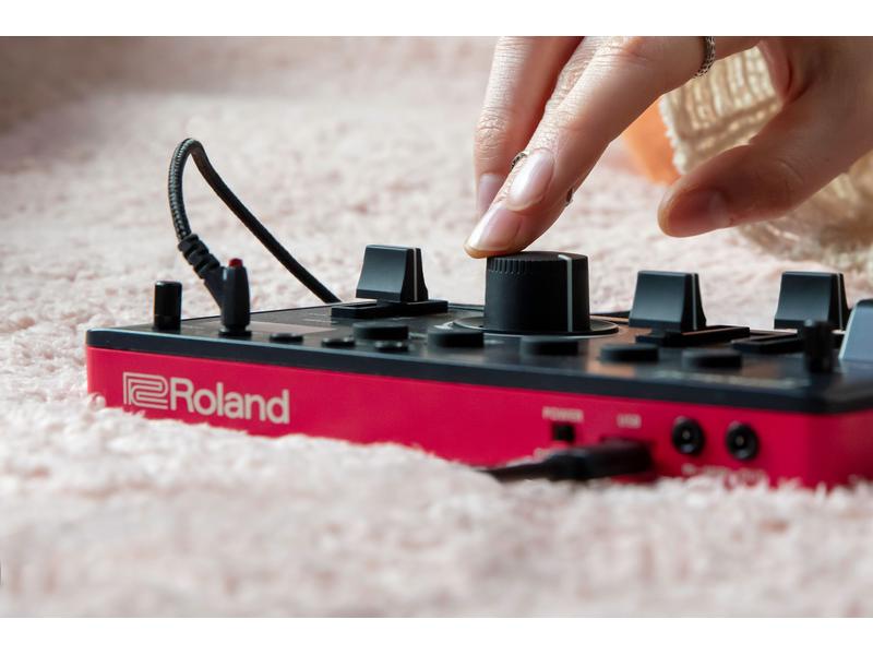 Roland Synthesizer AIRA E-4 Voice Tweaker Synthesizer mit fortschrittlichen Gesangseffekten