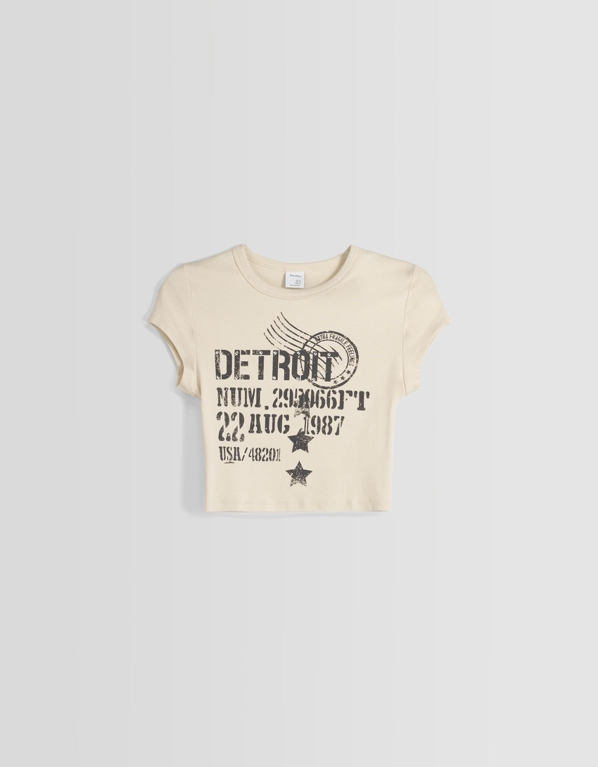 Camiseta de manga curta com estampa e modelagem ajustada