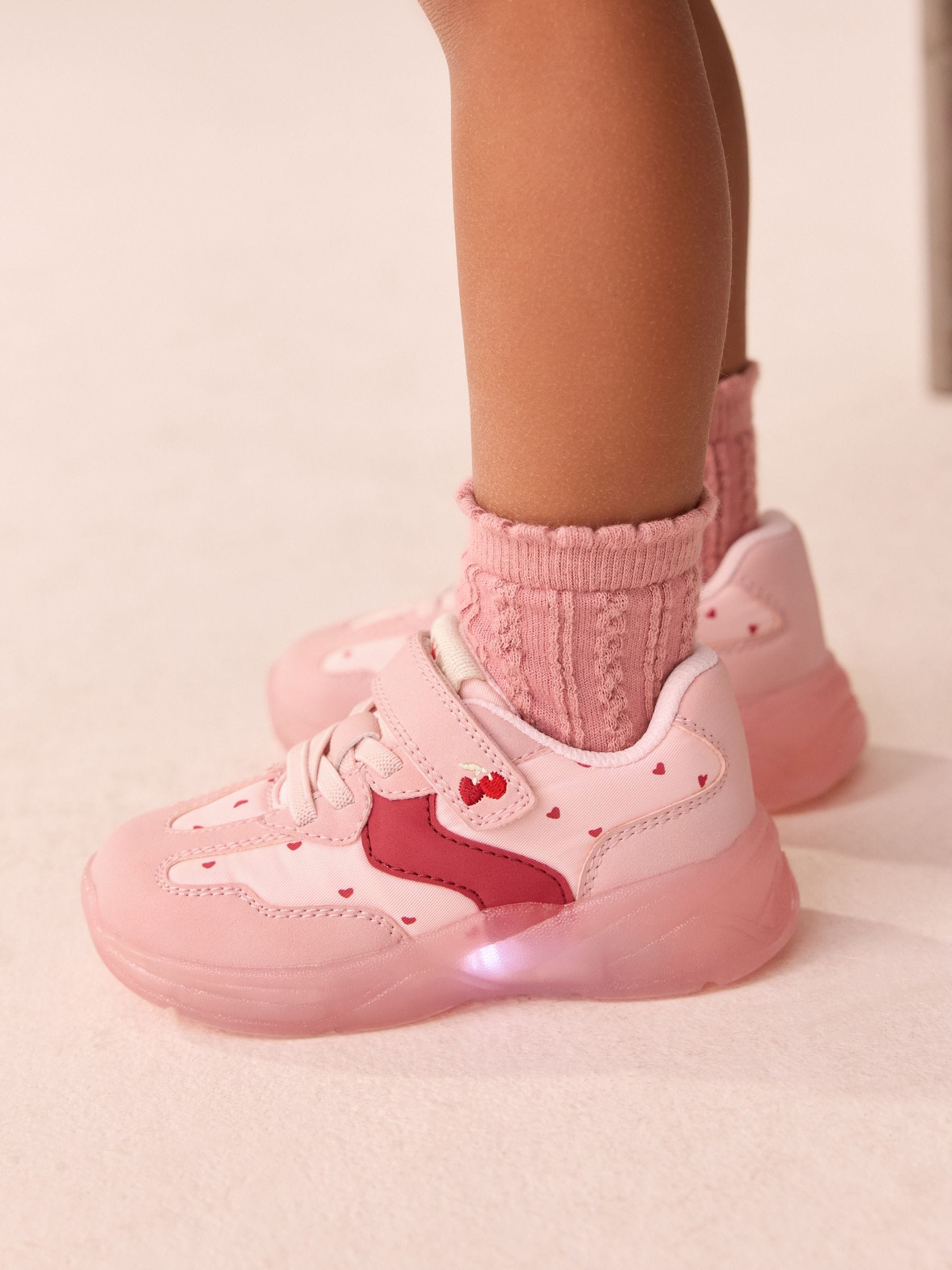 Roze met hartjesprint - Oplichtende sneakers met klittenbandsluiting en elastische veters