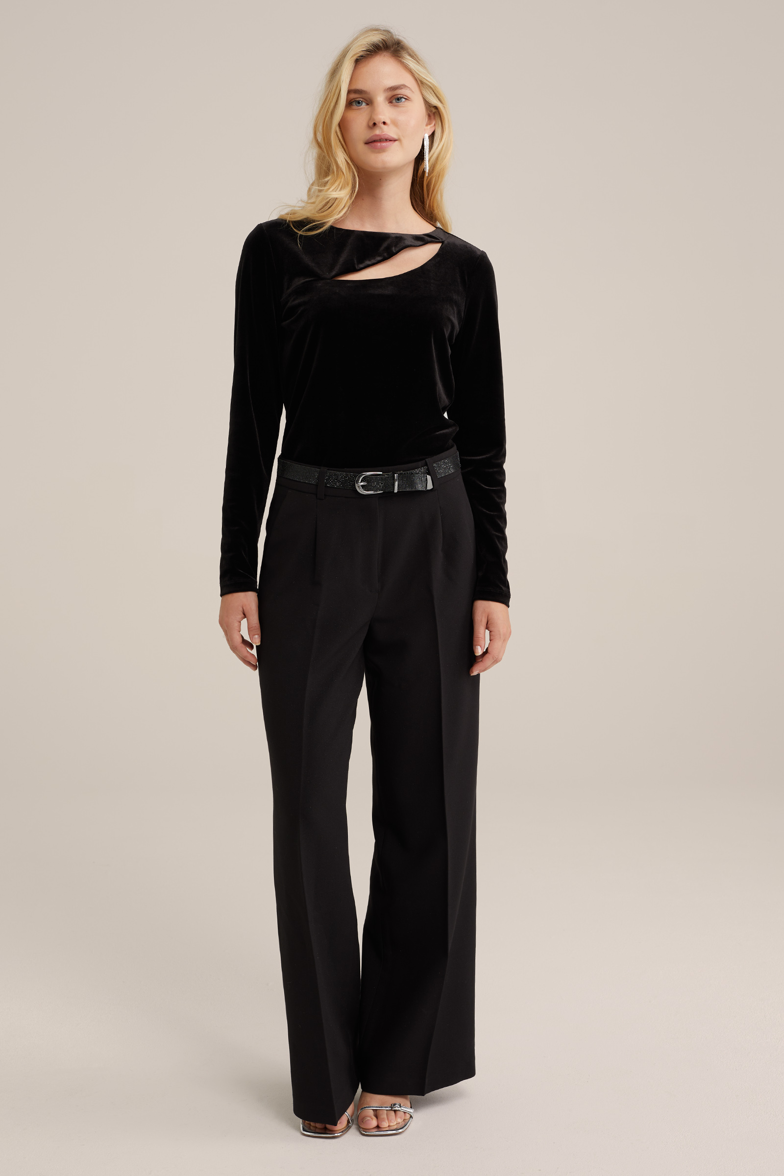velvet T-shirt met cut-out detail WE Fashion Zwart