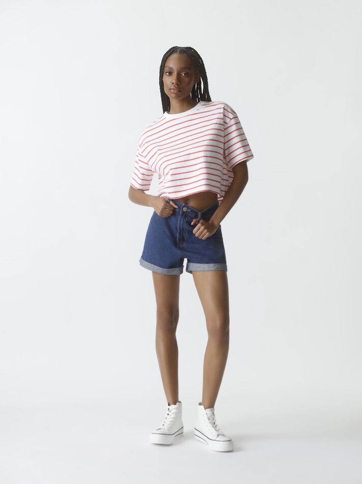 Camiseta cropped de manga curta - Branca/Vermelha
