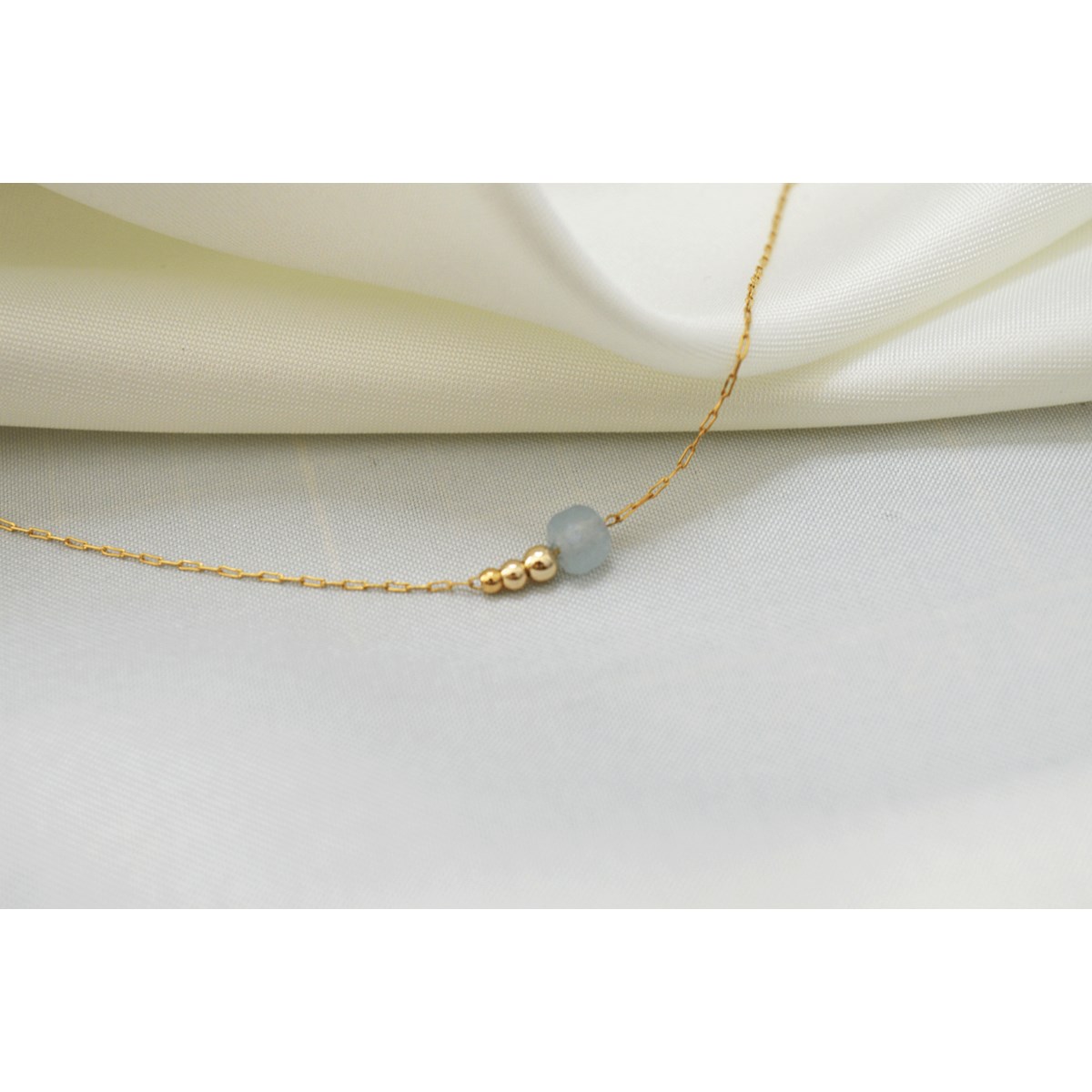 Bracelet  fin orné d une perle semi-precieuse  de Aigue Marine