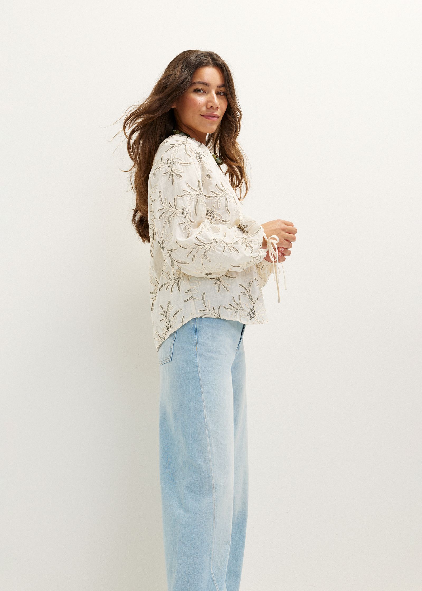 Blouse met geborduurde bloemen