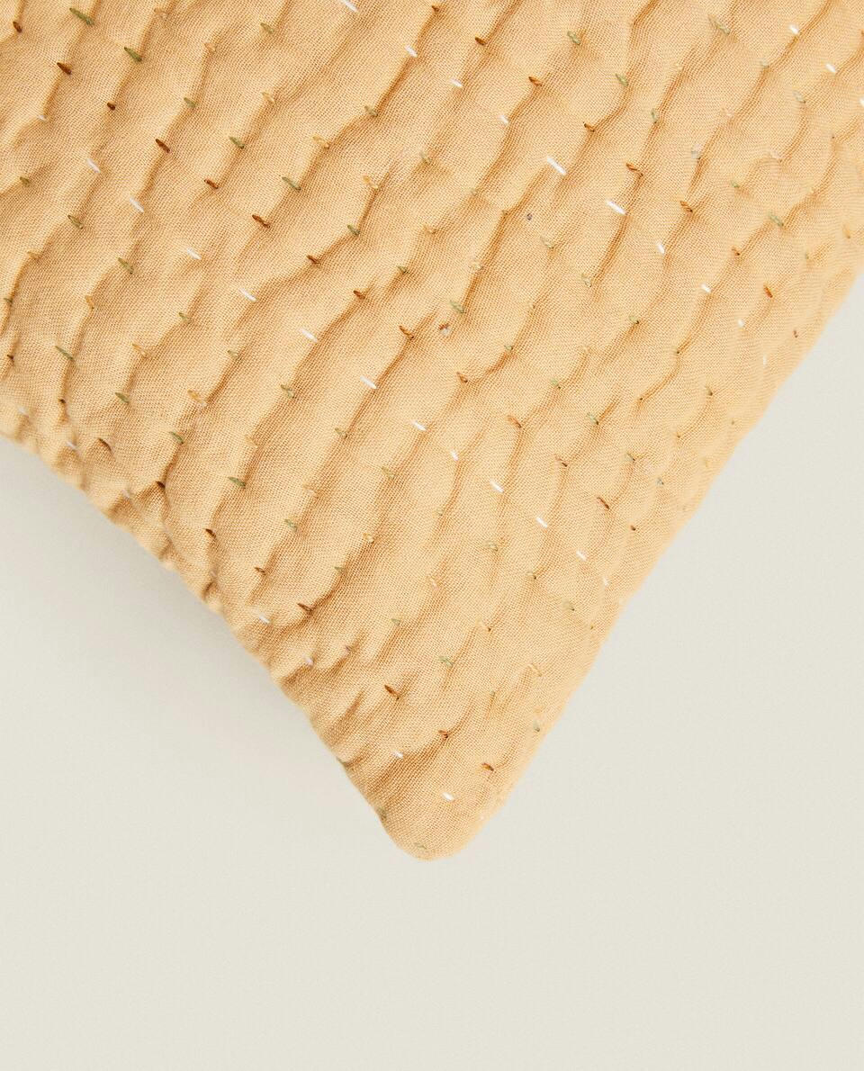 CAPA DE ALMOFADA COM COSTURA DETALHADA
