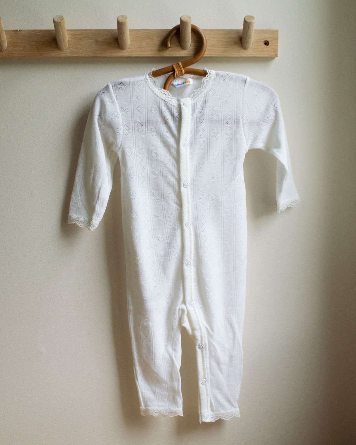 Heldress – Tynn ulldress – Ull 85%, Silke 15% – Pointelle