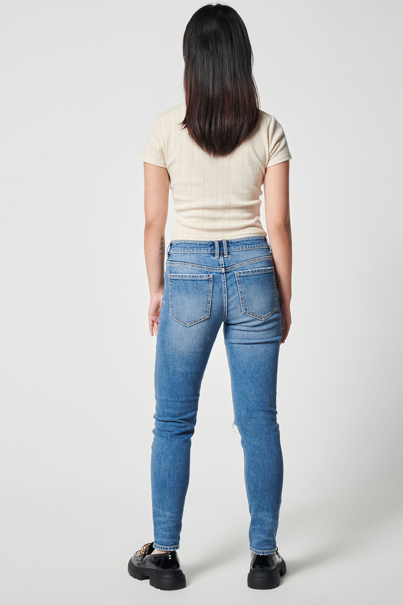 calça jeans skinny desgastada