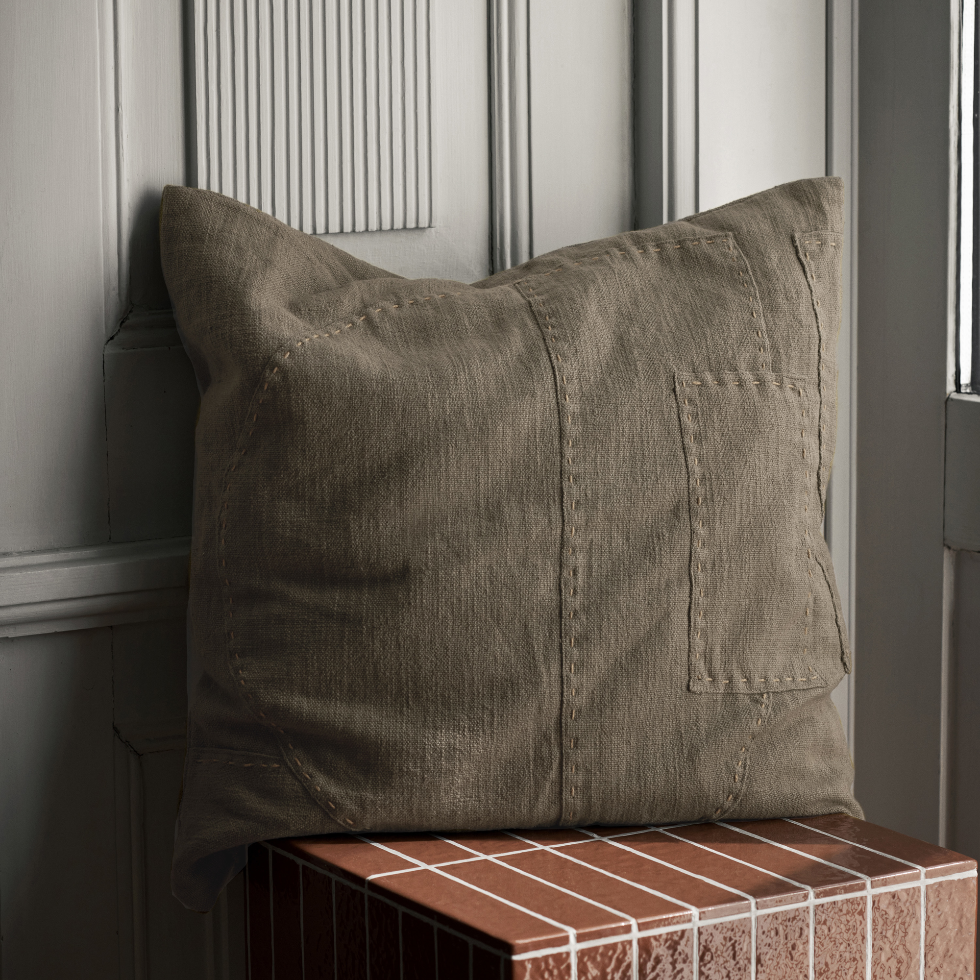 Sierkussen Darn 50x50 cm dark taupe
