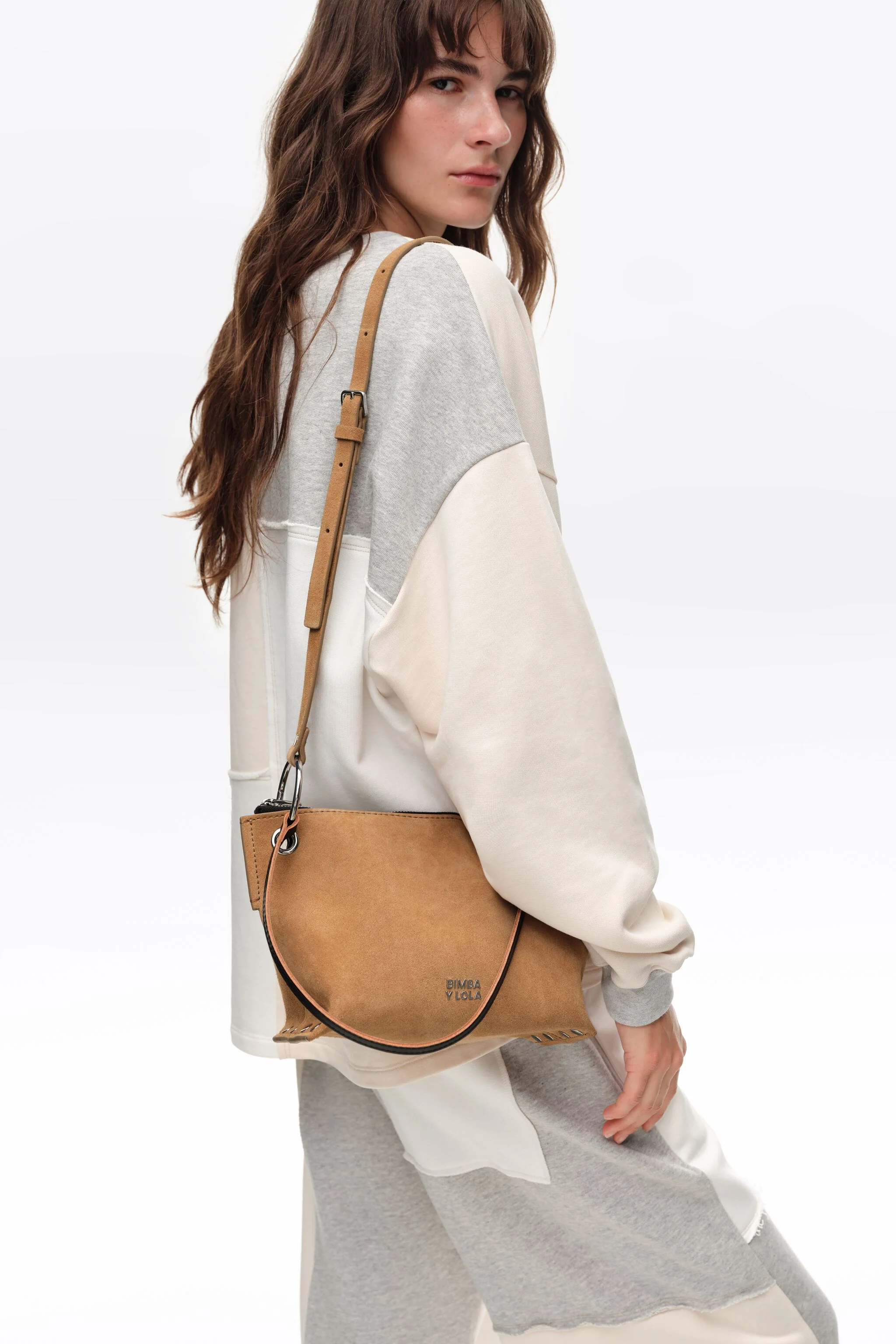 Bolsa Trapecio média em camurça natural