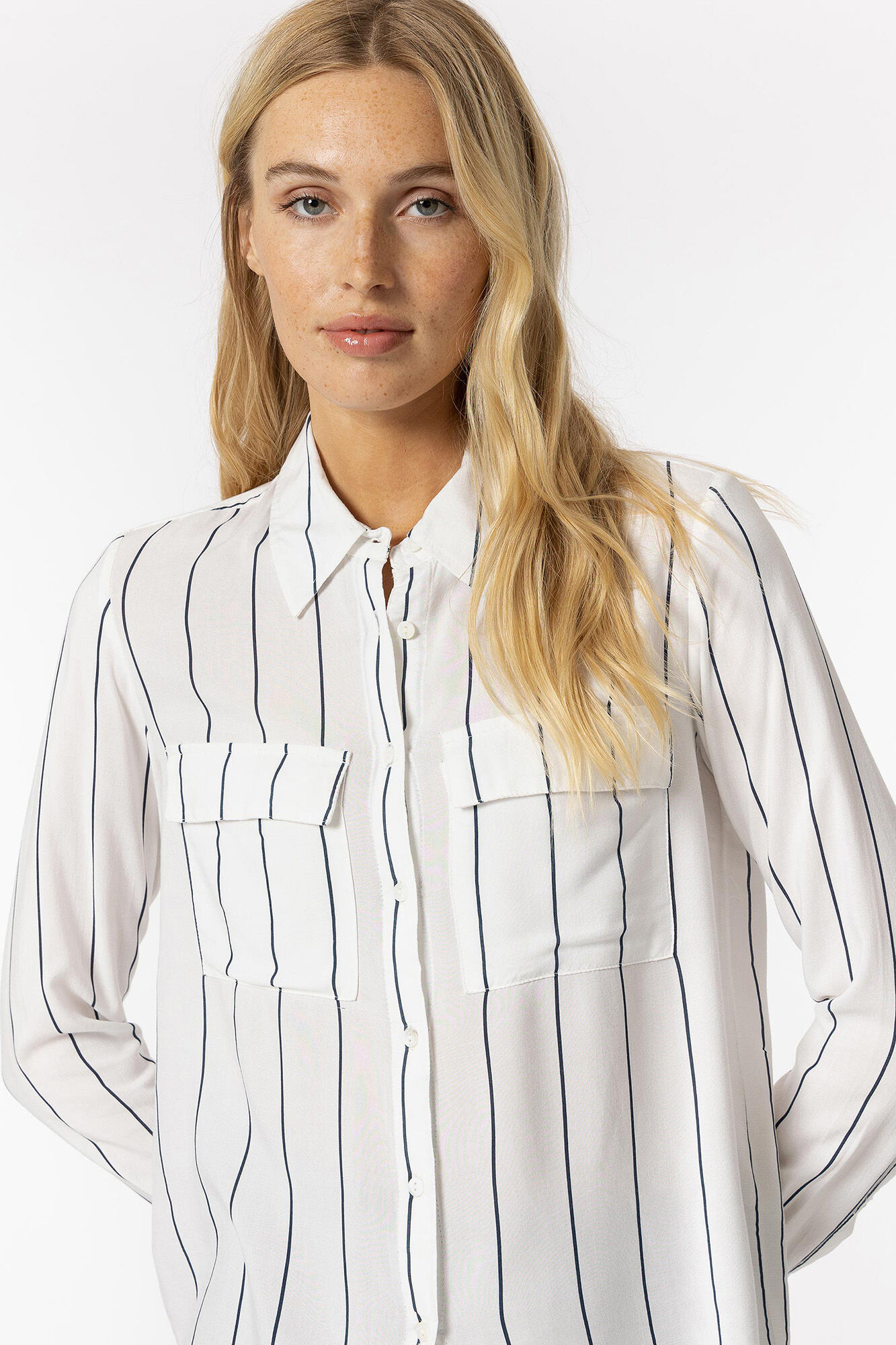 Camisa com bolsos frontais