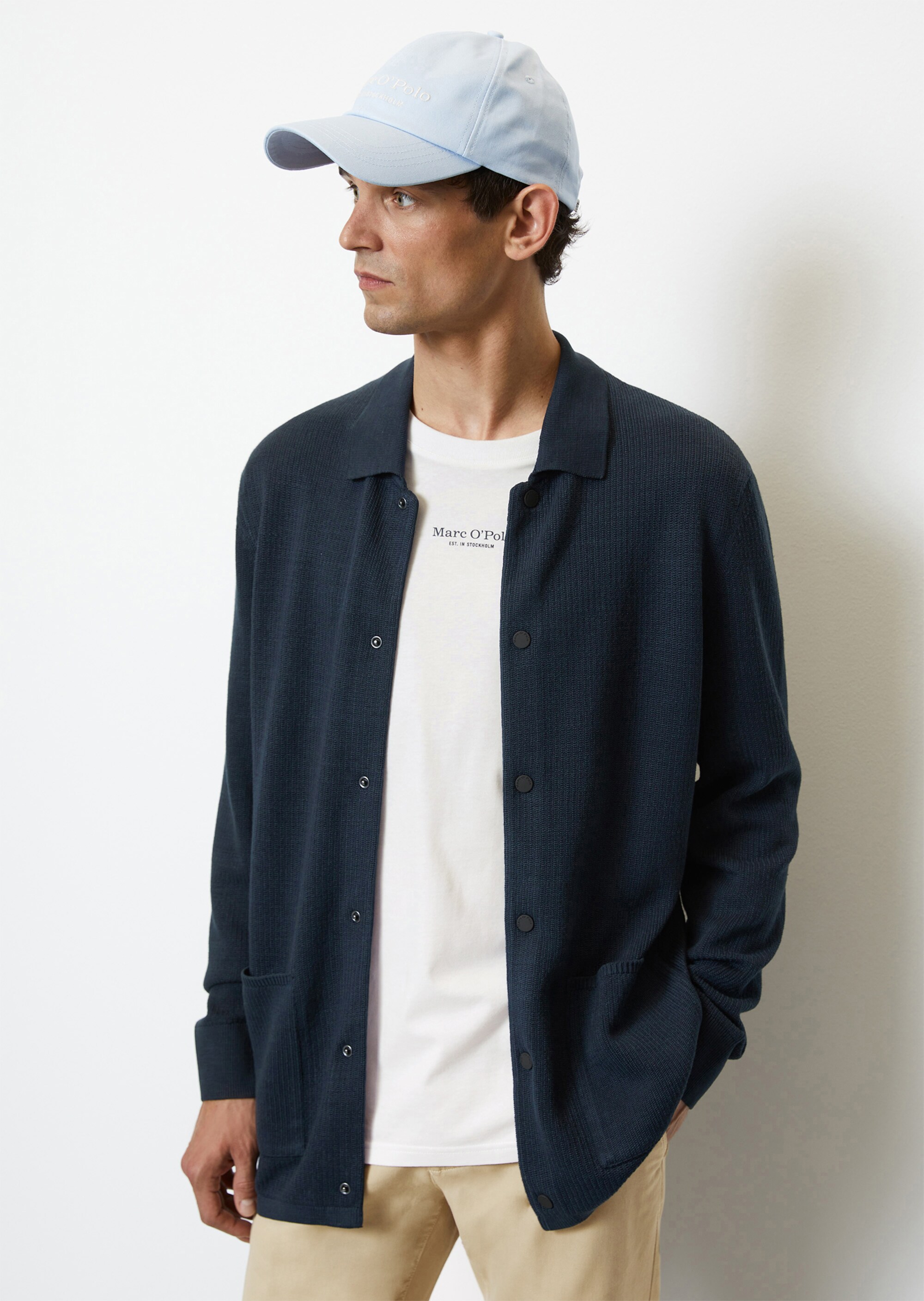 Strickjacke regularund Druckknöpfen