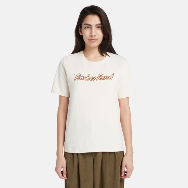 Camiseta feminina bege com logo texturizado.