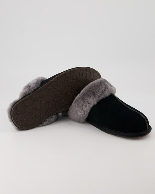 UGG Scuffette II Hausschuhe in Schwarz