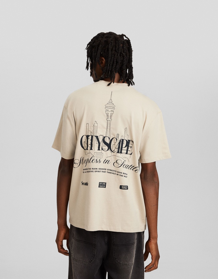 Camiseta de manga curta com modelagem quadrada e estampa bordada