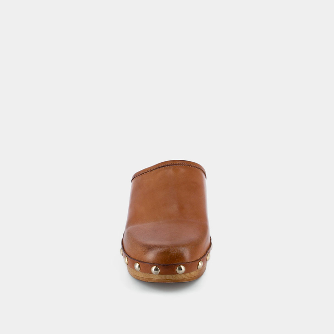 Sabots à clous  en cuir cognac